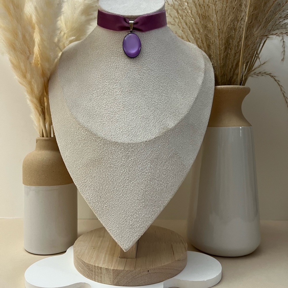 Handmade Po-Of-Color Statement Velvet Choker: Retro Choker Resin Pendant - Picture 16 of 16